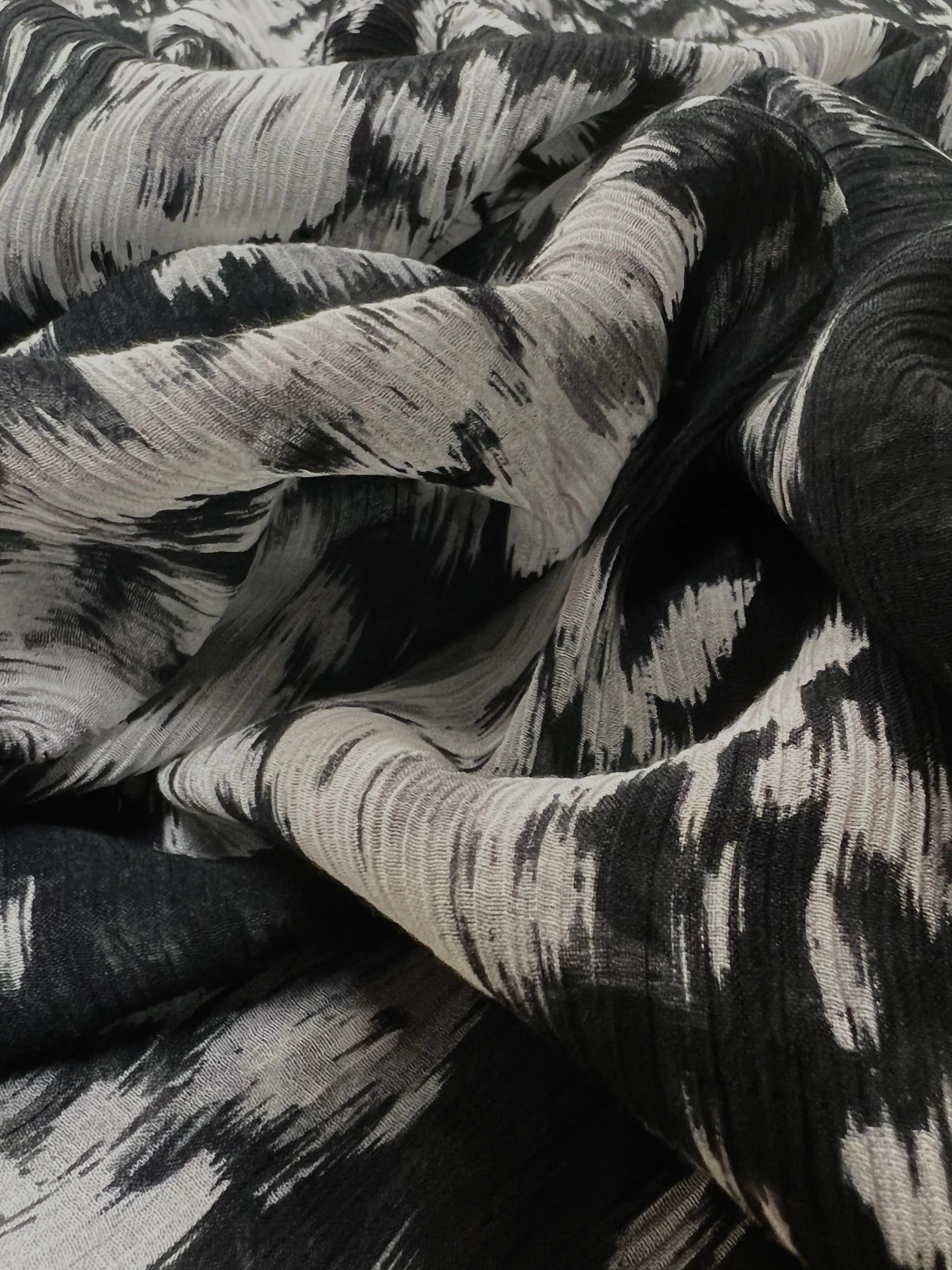 S-7642W DISTORTED FLORAL PRINT SILK VISCOSE CREPON. ITALY